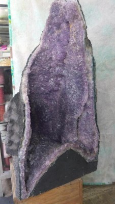 Vendo Barato hermosa piedra de Cuarzo Amatista Grande para adorno!