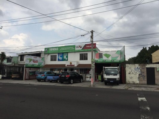 Alquilo Local Comercial con Bodega Sobre Avenida Bernal 100 mts. de Juan Pablo II …….$2,000 IVA