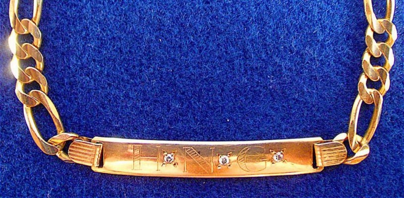 Impresionante pulsera en oro 14k amarillo, hecha en Italia y con tres bellos diamantes