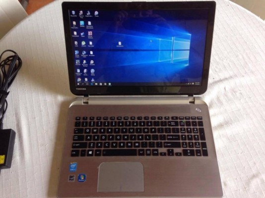 Laptop TOSHIBA SATELLITE procesador i7 de cuarta generacion , 8GB de ram , 17 pulgadas , 1 terabite