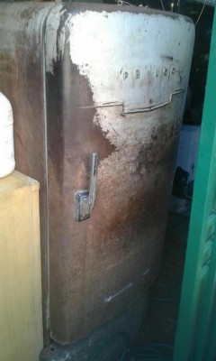 Refrigeradora antigua , clasica ,vintaje de 1940 Philco redonda de las orillas