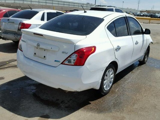 GANGA Nissan Versa 2013 blanco $4,375. A REPARAR