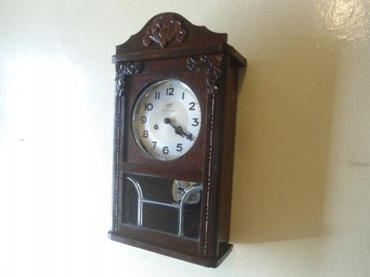 Hermoso Reloj Antiguo de Péndulo U. Müller fabricado en 1930 funcionando bien, madera con adornos y vidrios biselados