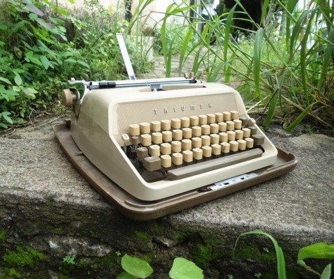 Máquina de escribir marca Triumph fabricada en West Germany en 1960s ideal para decorar Oficina Mueble Repisa!